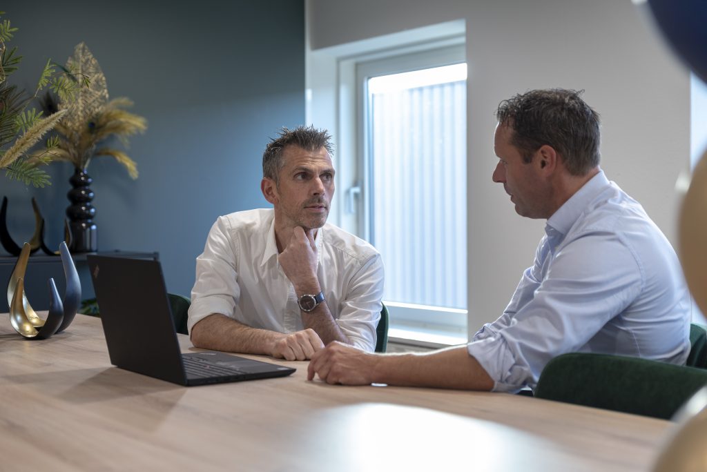 gesprek over subsidies met adviseur